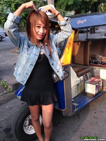 Tourist finds exotic babe who after little outdoor photoshoot poses naked for him
