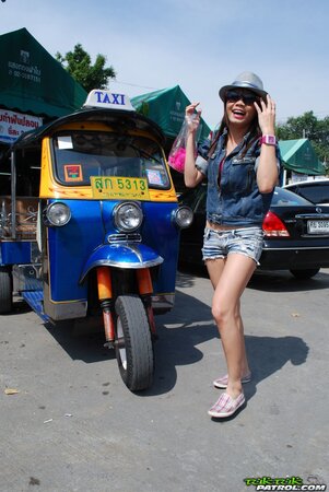 Joyful exotic teen agrees to pose with mature guy near auto rickshaw