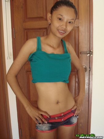 Slim model with Asian features doesn't feel embarrassed to bare boyish body
