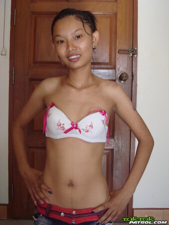 Slim model with Asian features doesn't feel embarrassed to bare boyish body