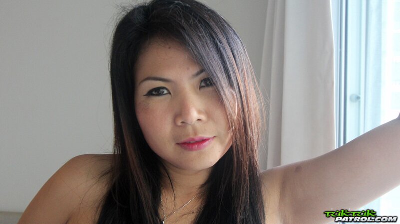 Eastern girl has a cool body that she shows off in close-up shooting