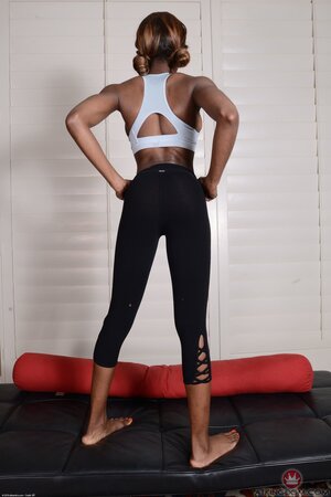 Tattooed Ebony girl in sweatpants unveils her taut butt cheeks and boobs