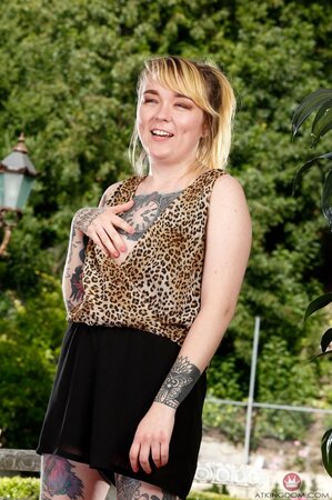 Photographer finds an alt girl who easily agrees to pose for hairy pussy gallery
