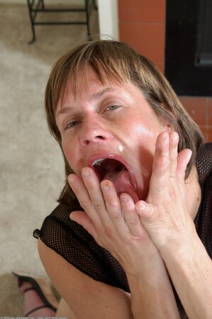 Mature woman goes crazy about this big black penis entering her mouth