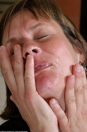 Mature woman goes crazy about this big black penis entering her mouth