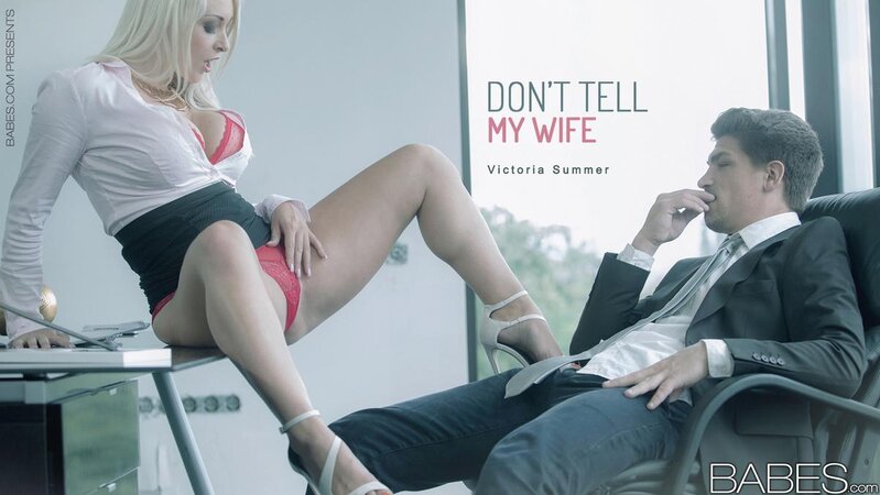 Stunning blonde secretary and well-hung boss have quickie on desk during break