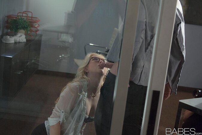 Beautiful office girl gives herself to boss and gets scored on his working desk