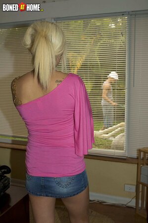 Wanton female asks gardener to sneak into her mouth and peach outdoors