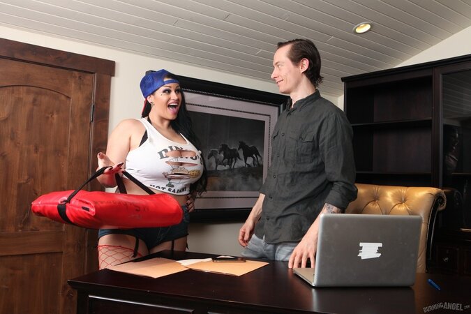 Canadian MILF Samantha Mack does her work but client asks for fucking