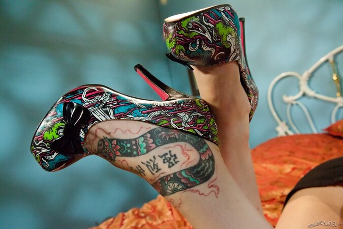 Hussy needs everybody to see her colorful tattoos so she gets naked