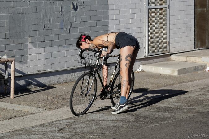 Crusher promises brunette with tattoos to fix the bike and fucks her instead