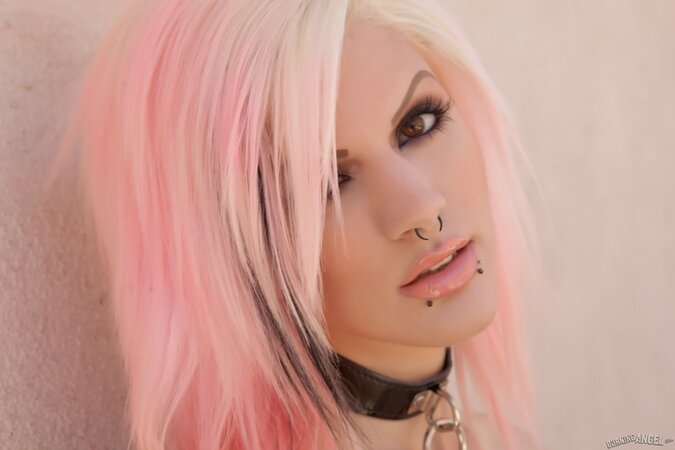 Whore with dyed hair gives sex joy to pussy via outdoor act of self-satisfaction