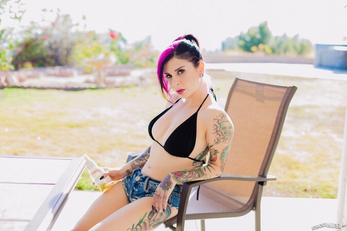 MILF with a purple bangs hoses her naked covered with tattoos body