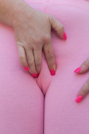 Guys will never forget woman's massive ass after she demonstrates it