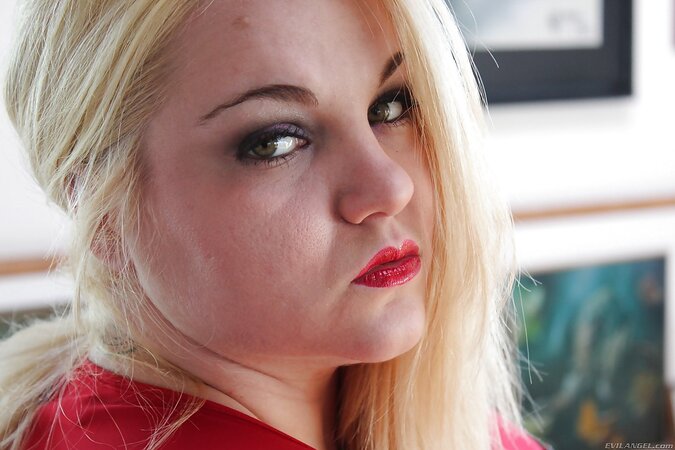 Beautiful BBW blonde gives photographer perfect view of big ass and sweet pussy