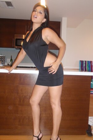 Posing on camera MILF from India flashes her big melons and trimmed snatch