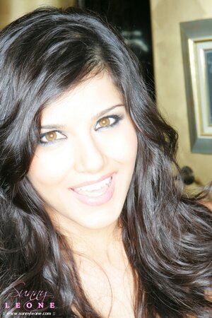 Incredible woman Sunny Leone placed her naked body on the marble floor