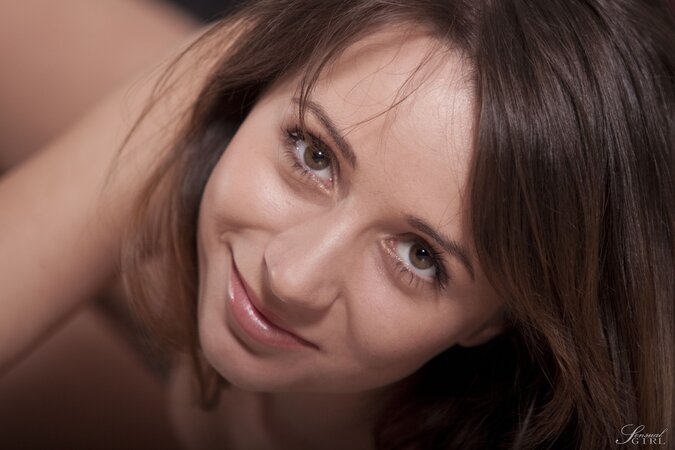 Enticing chick not shy to undress and pose fully naked in the living room