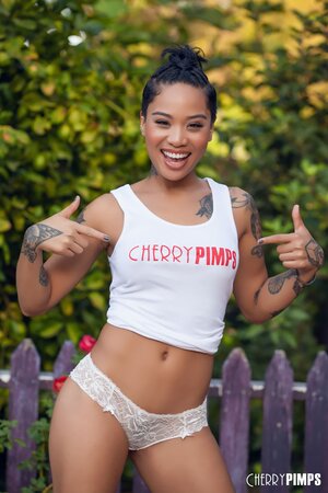 Famous porn site invites the Asian whore for a naked photo session and she agrees