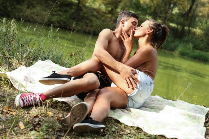 Womanizer is a real screwball who lures babe to lake just to be carnal