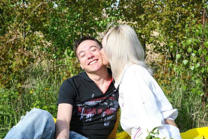 Boy gives wild flower to slut like a hint at getting it on in the fresh air