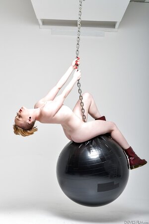 Naked chick with beautiful haircut rocks on wrecking ball like a popular singer