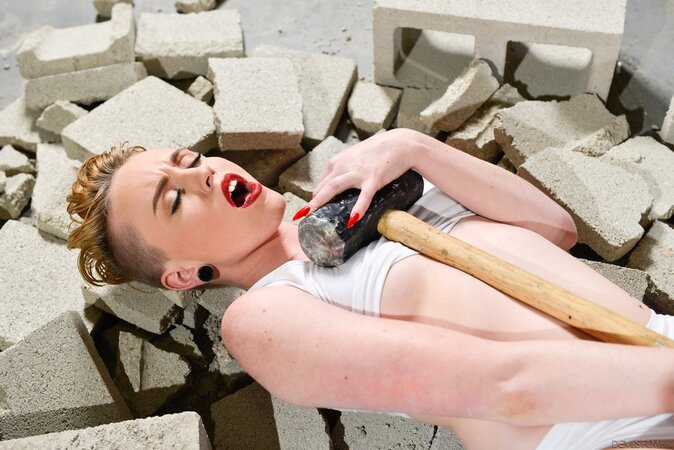 Teen looks like Miley Cyrus trying to make a porn version of her music video