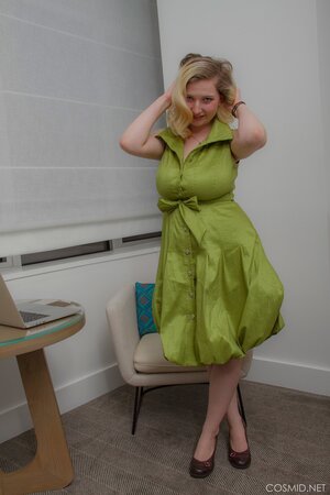 Amateur blonde housewife puts dress off to shake her huge natural boobs