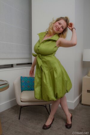 Amateur blonde housewife puts dress off to shake her huge natural boobs