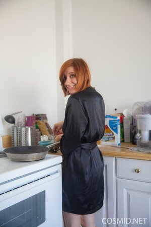 Red-haired housewife Chesea Bell cooks breakfast and shows off naked melons