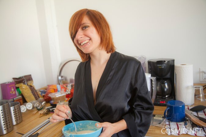 Red-haired housewife Chesea Bell cooks breakfast and shows off naked melons