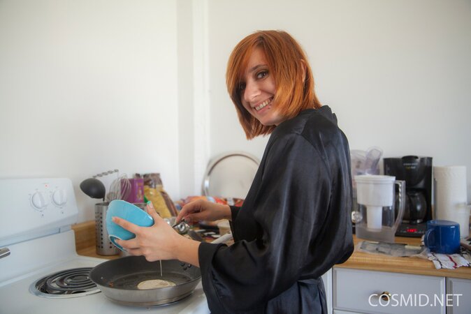 Red-haired housewife Chesea Bell cooks breakfast and shows off naked melons