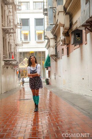 Shameless Indian hussy reveals her natural breasts when walking along the street