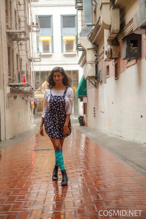 Shameless Indian hussy reveals her natural breasts when walking along the street