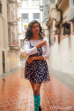 Shameless Indian hussy reveals her natural breasts when walking along the street