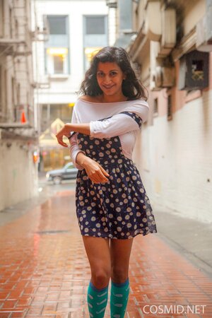 Shameless Indian hussy reveals her natural breasts when walking along the street