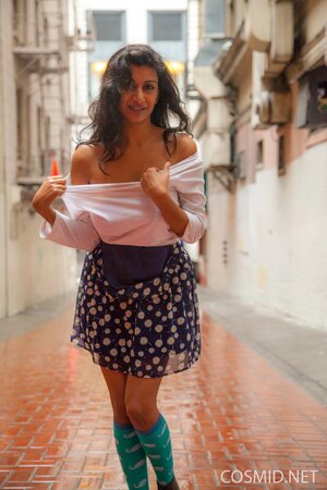 Shameless Indian hussy reveals her natural breasts when walking along the street