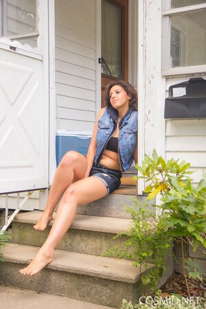 Hot amateur whore with big tits likes denim style and posing topless in the yard