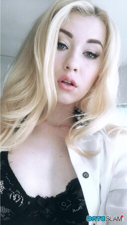 Sultry Polish pornstar flashes tits and trimmed pussy in private pictures