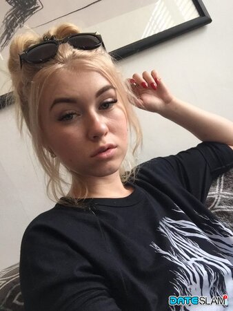 Sultry Polish pornstar flashes tits and trimmed pussy in private pictures