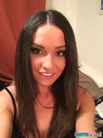 Girl pays more attention to ass taking selfies than to her pretty face