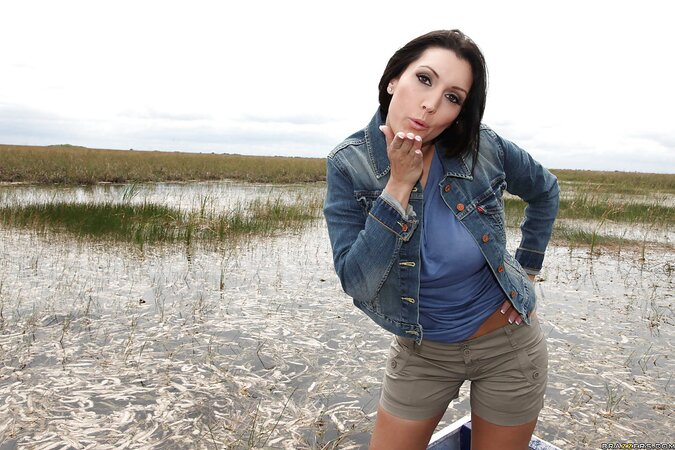 Lovelace took brunette to boat trip and snuck into her peach on the river