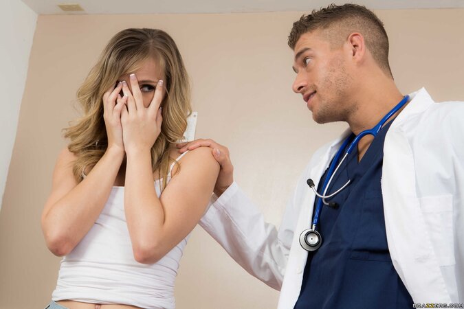 Bimbo patient doesn't mind if doctor properly drills all her tight holes