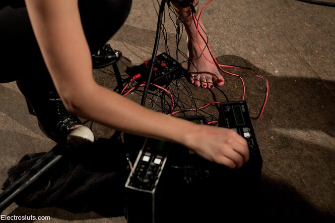 Naked inked slave-girl hangs from the ceiling and gets electrically tortured