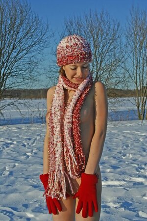 Crazy with lust stripper performs nude show in middle of the snowy field