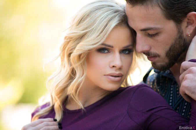 Sporty blonde girl attracts bearded guy and gets naked in the fresh air