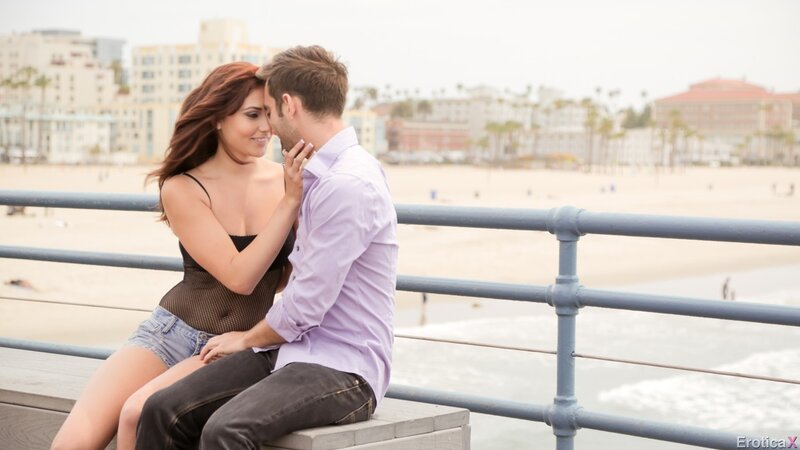 Stunning girl with perfect curves lures her lucky boyfriend on sensual sex