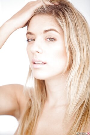 Innocent-looking solo blonde needs no panties and top to reveal her body