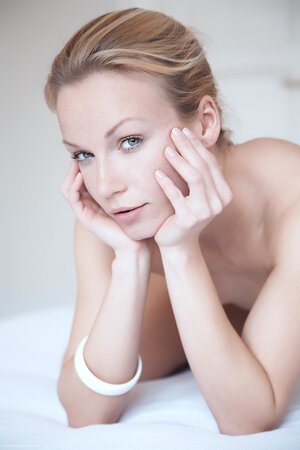 Ravishing slim slut with small boobs poses naked like a real pro on the bed