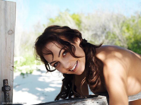 Stacked diva with natural melons shows trimmed twat during vacation on beach